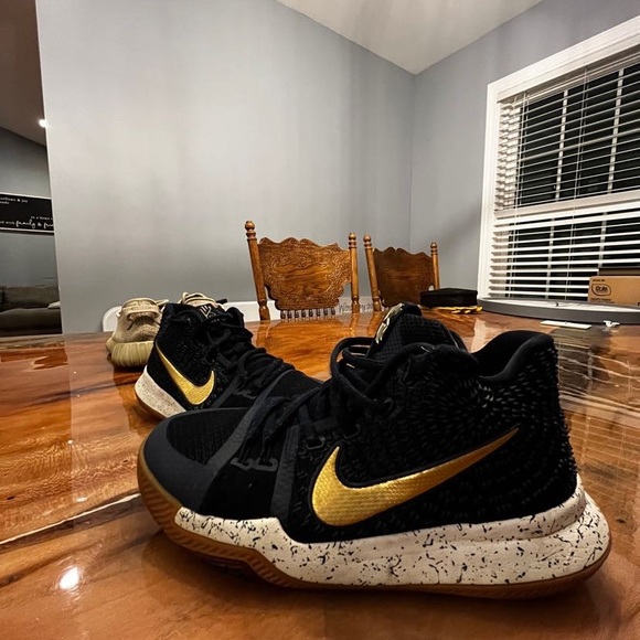 No box, only wore a couple times, won’t find them this clean for this price! - Picture 2 of 8